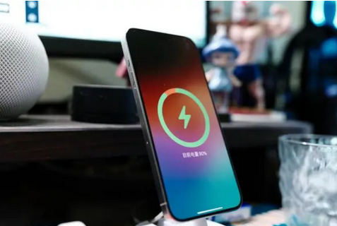 龙城苹果15换屏服务分享用什么充电器给iPhone15充电更好 